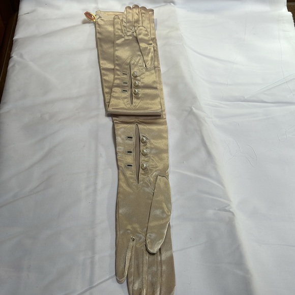 Vintage stretch satin gloves. - Picture 3 of 5